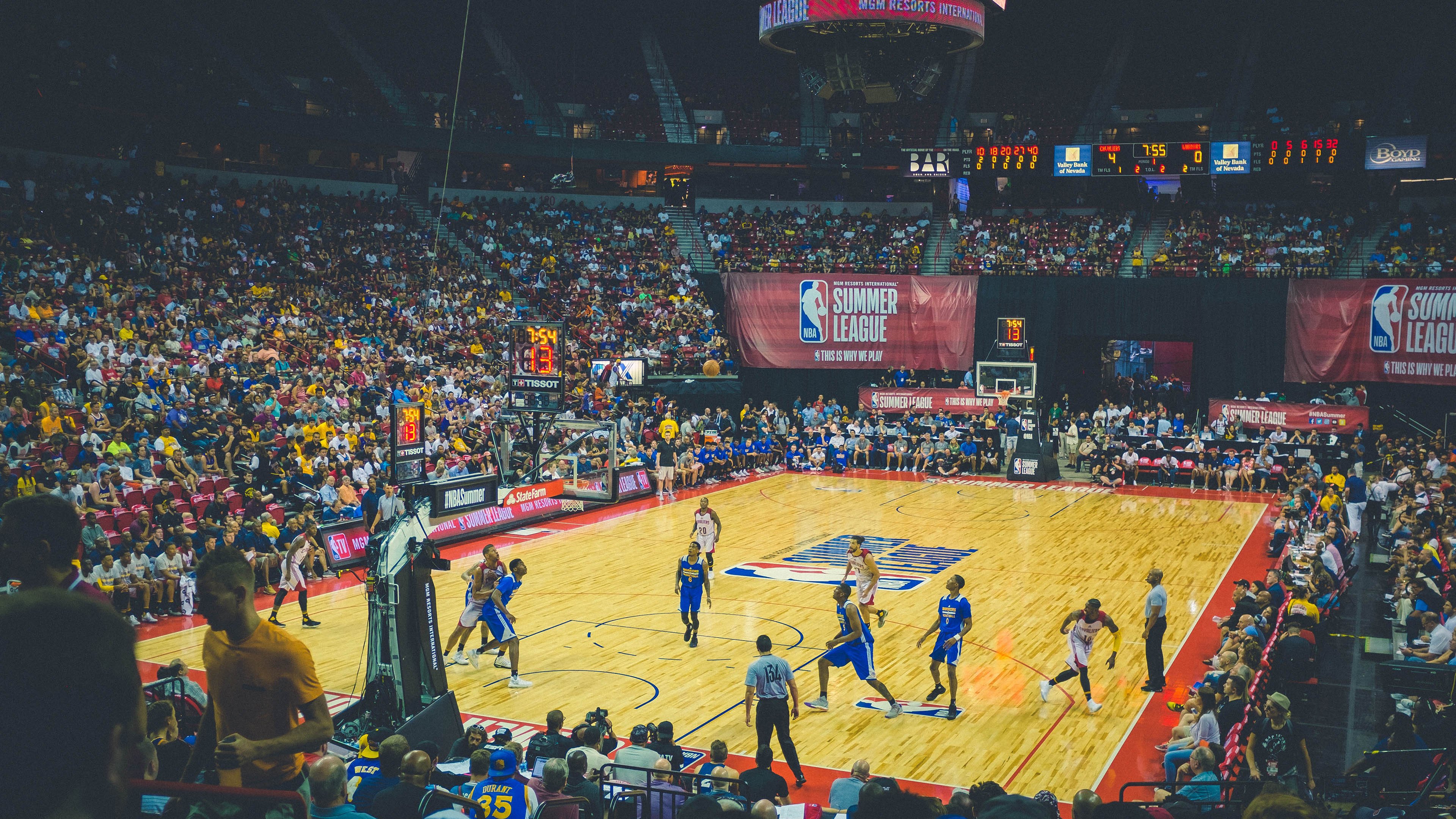 库里进攻端无人可挡，灰熊收割快船，双线战场的战术启示